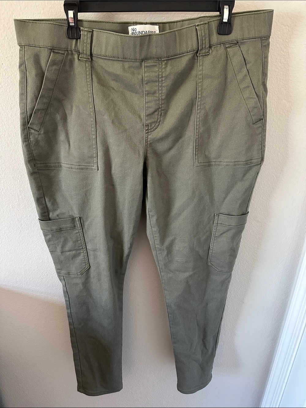 No Boundaries Women’s Olive Cargo Tapered Pants